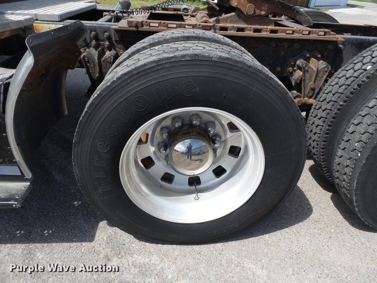 image for item DE7819 1995 White GMC WIA semi truck