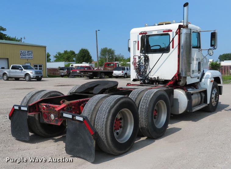 image for item DE8109 2000 Freightliner FLD120 semi truck