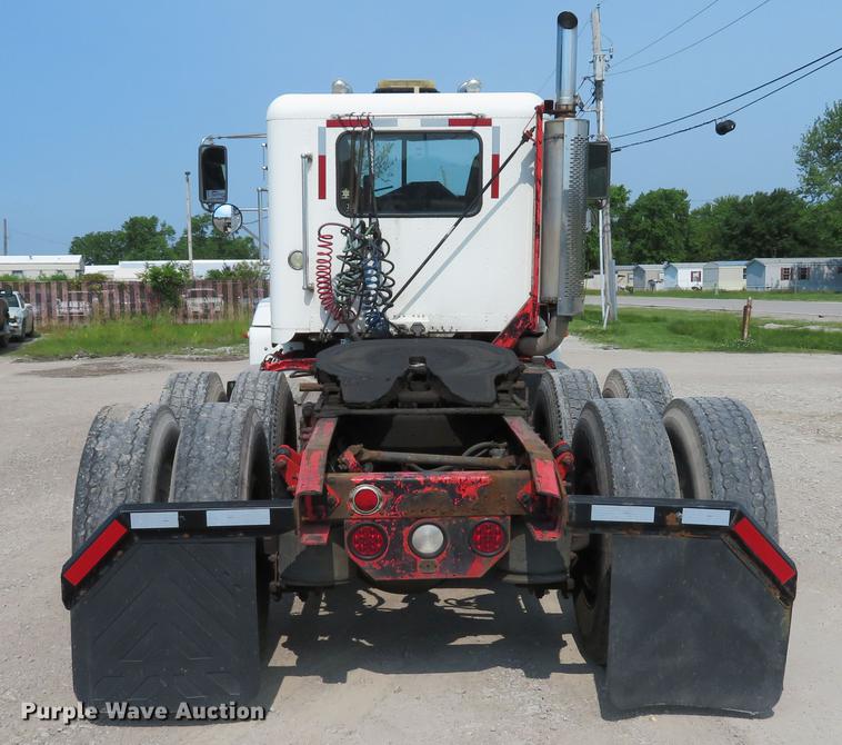 image for item DE8109 2000 Freightliner FLD120 semi truck