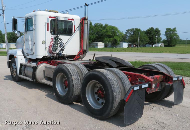 image for item DE8109 2000 Freightliner FLD120 semi truck