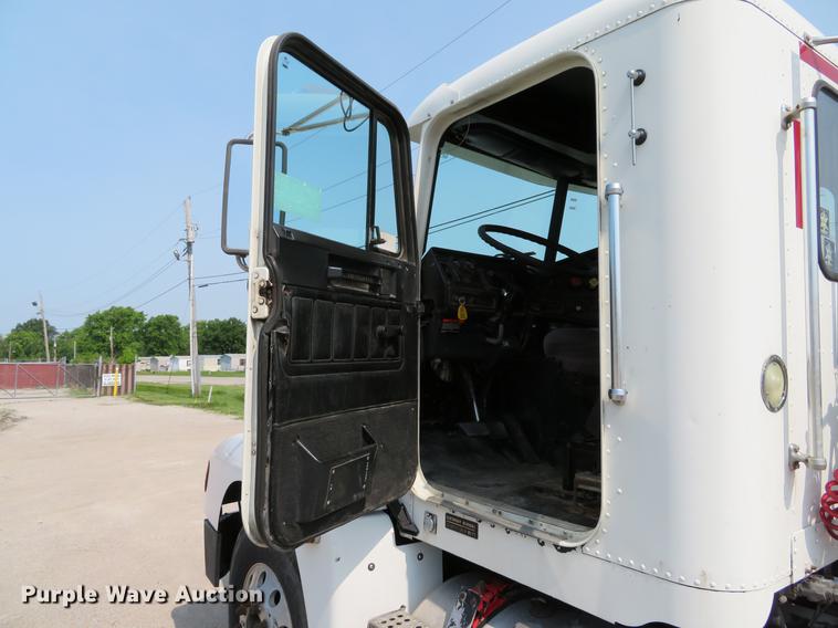 image for item DE8109 2000 Freightliner FLD120 semi truck