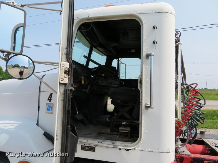 image for item DE8109 2000 Freightliner FLD120 semi truck