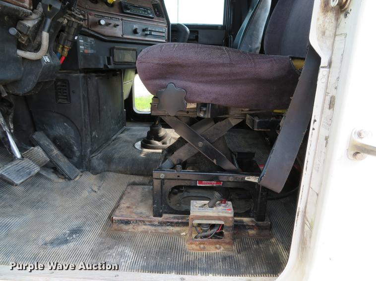 image for item DE8109 2000 Freightliner FLD120 semi truck