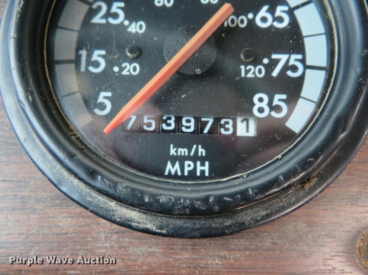 image for item DE8109 2000 Freightliner FLD120 semi truck