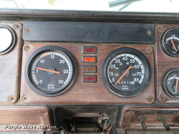 image for item DE8109 2000 Freightliner FLD120 semi truck