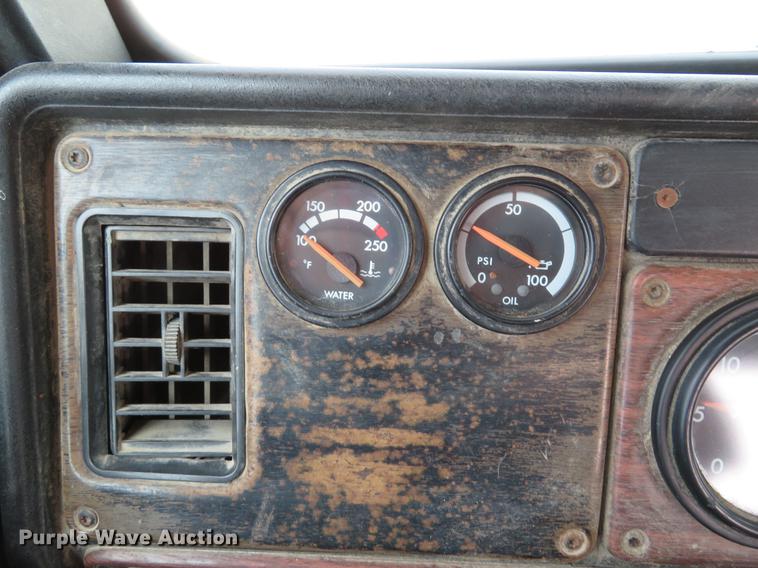 image for item DE8109 2000 Freightliner FLD120 semi truck