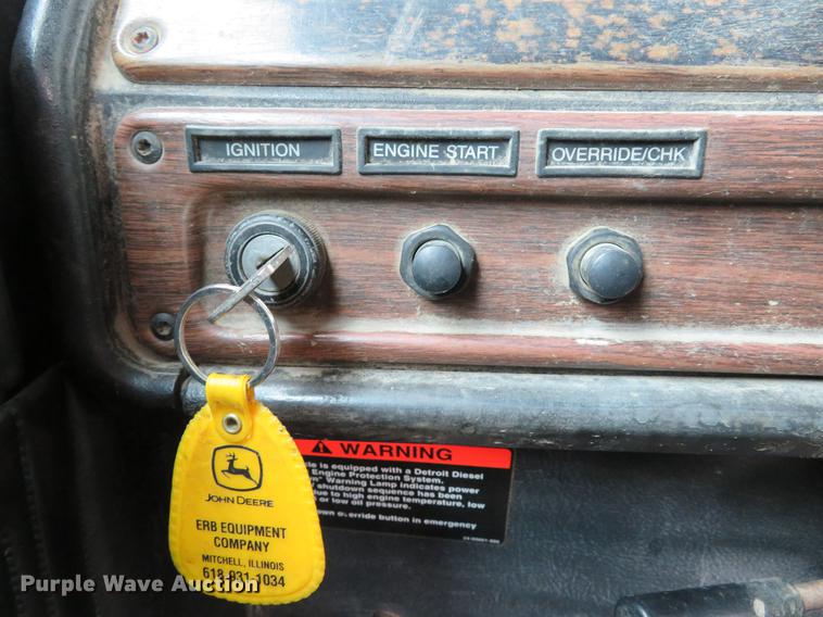 image for item DE8109 2000 Freightliner FLD120 semi truck