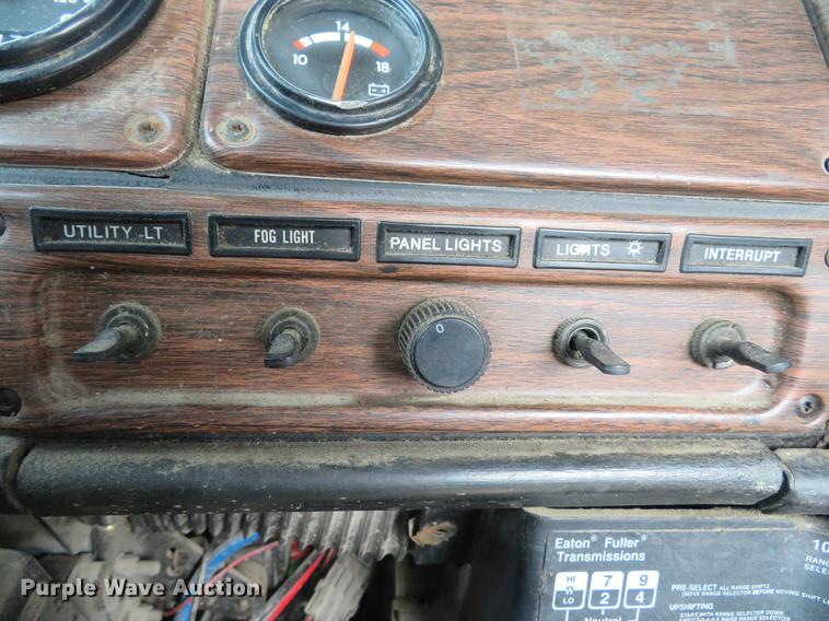 image for item DE8109 2000 Freightliner FLD120 semi truck