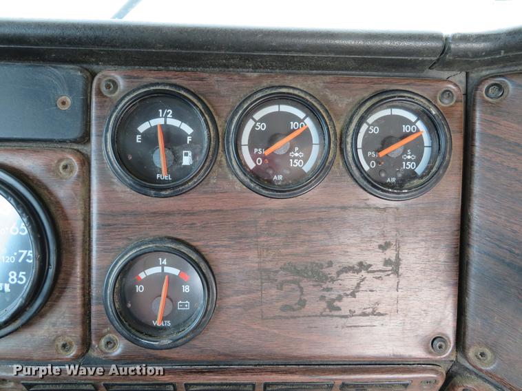 image for item DE8109 2000 Freightliner FLD120 semi truck