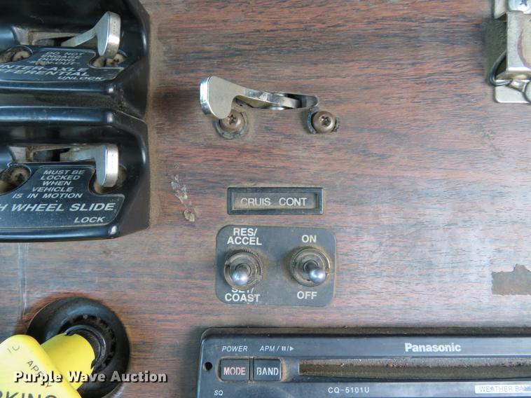 image for item DE8109 2000 Freightliner FLD120 semi truck