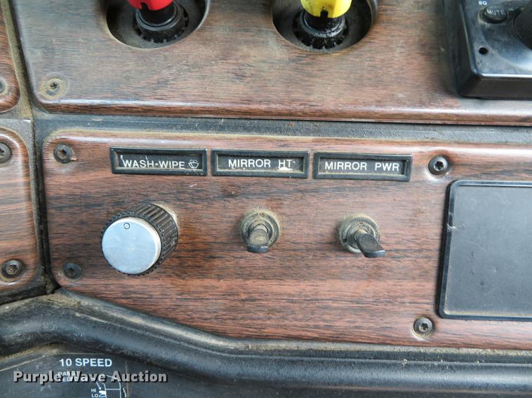 image for item DE8109 2000 Freightliner FLD120 semi truck