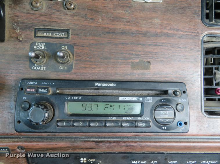 image for item DE8109 2000 Freightliner FLD120 semi truck