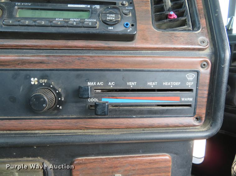 image for item DE8109 2000 Freightliner FLD120 semi truck