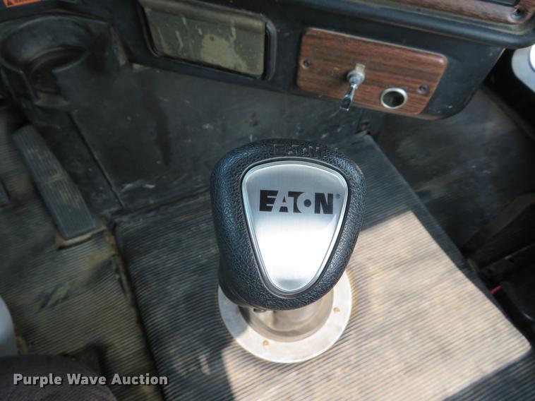 image for item DE8109 2000 Freightliner FLD120 semi truck