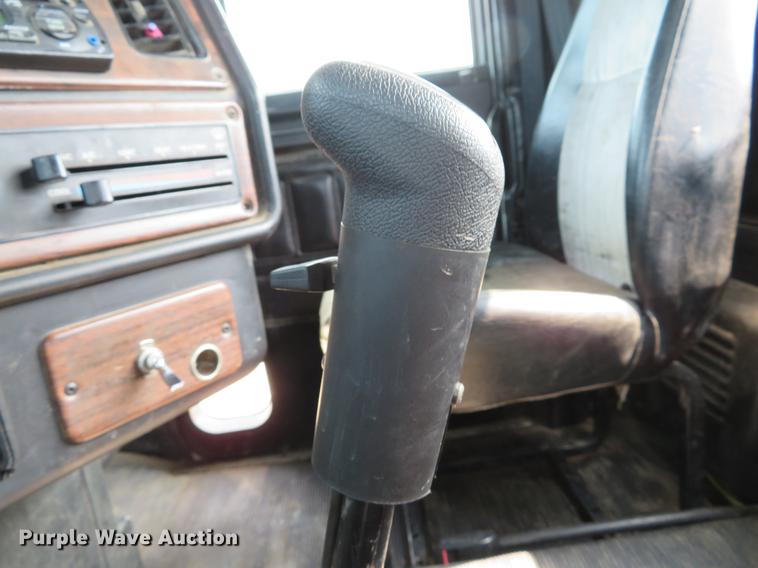 image for item DE8109 2000 Freightliner FLD120 semi truck