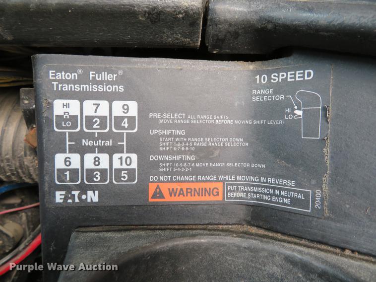 image for item DE8109 2000 Freightliner FLD120 semi truck