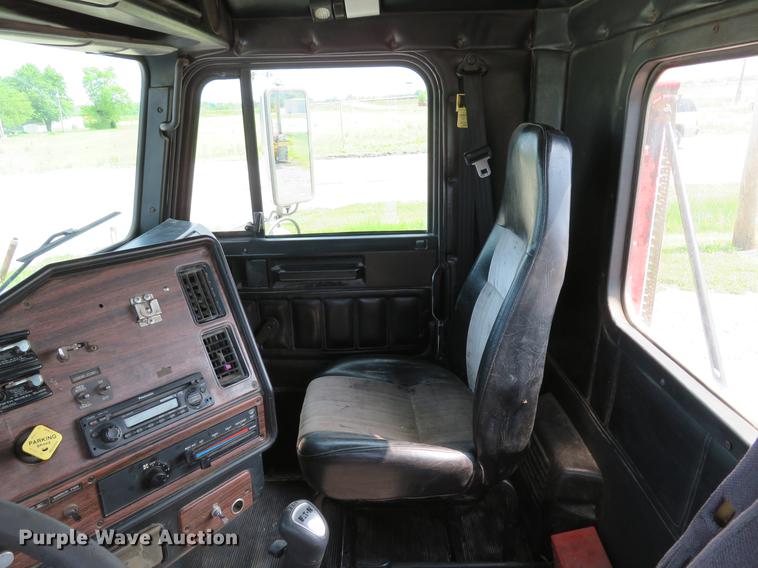 image for item DE8109 2000 Freightliner FLD120 semi truck