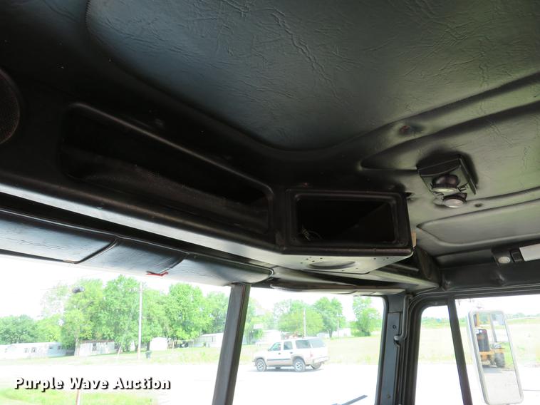 image for item DE8109 2000 Freightliner FLD120 semi truck