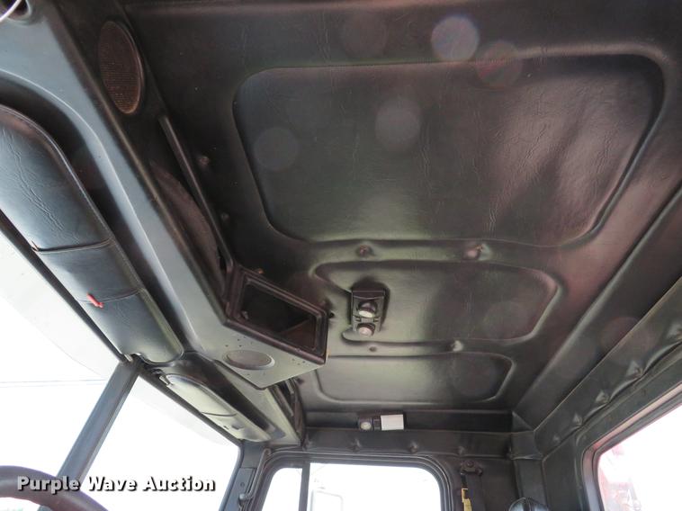 image for item DE8109 2000 Freightliner FLD120 semi truck