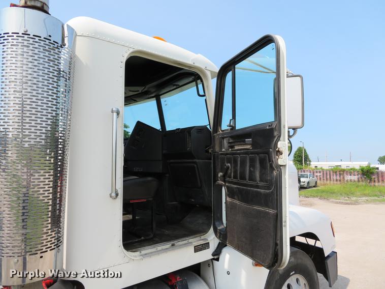 image for item DE8109 2000 Freightliner FLD120 semi truck