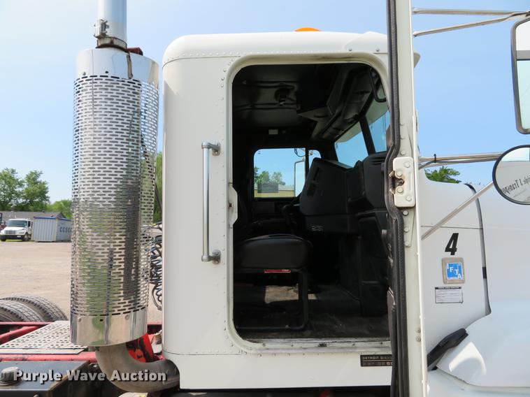 image for item DE8109 2000 Freightliner FLD120 semi truck