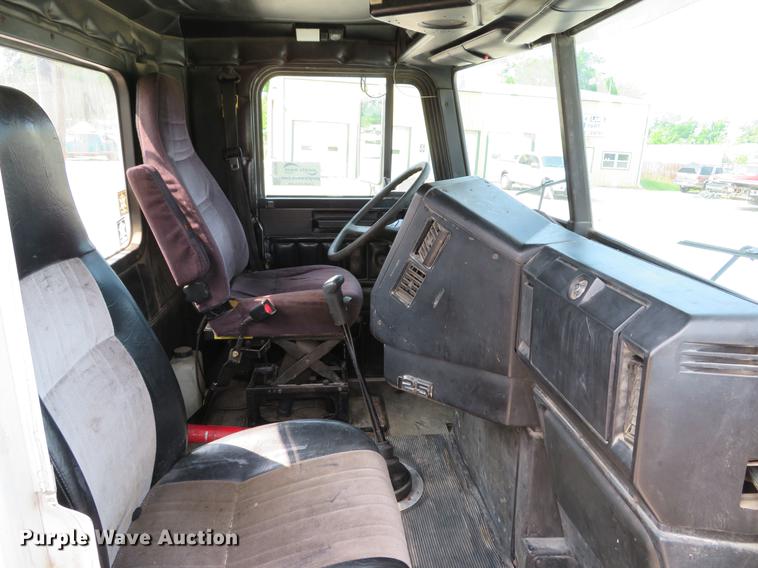 image for item DE8109 2000 Freightliner FLD120 semi truck