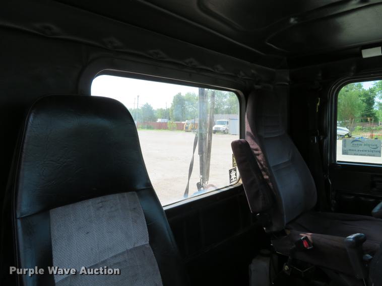 image for item DE8109 2000 Freightliner FLD120 semi truck