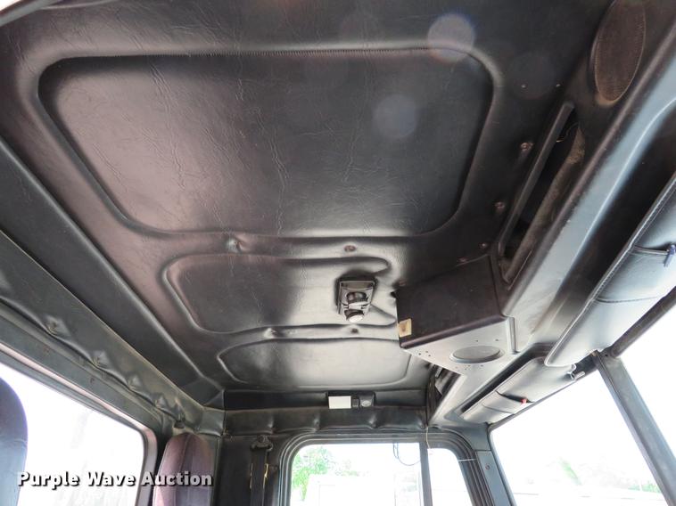 image for item DE8109 2000 Freightliner FLD120 semi truck