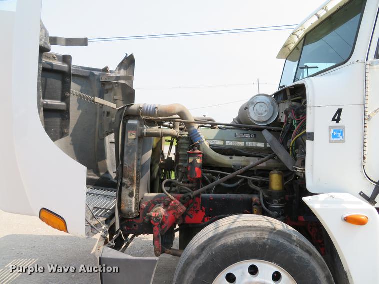 image for item DE8109 2000 Freightliner FLD120 semi truck