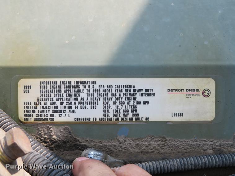 image for item DE8109 2000 Freightliner FLD120 semi truck