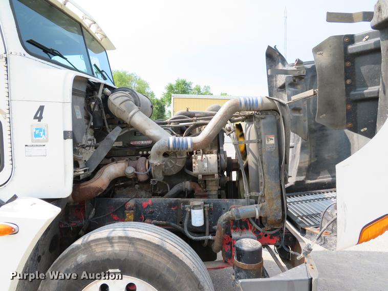 image for item DE8109 2000 Freightliner FLD120 semi truck