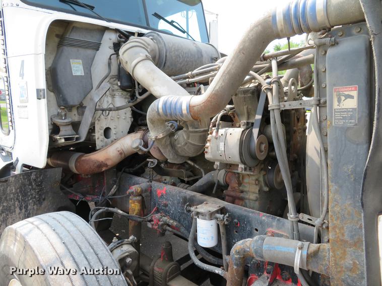 image for item DE8109 2000 Freightliner FLD120 semi truck