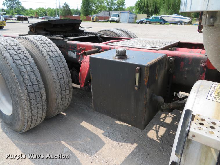 image for item DE8109 2000 Freightliner FLD120 semi truck