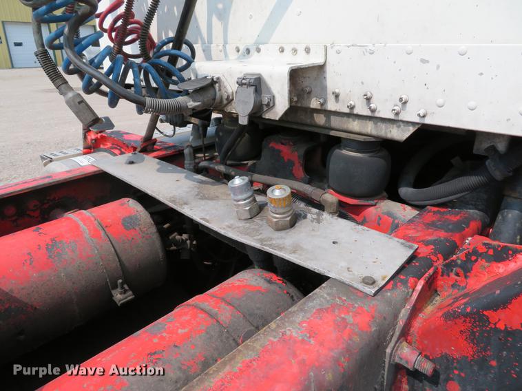 image for item DE8109 2000 Freightliner FLD120 semi truck