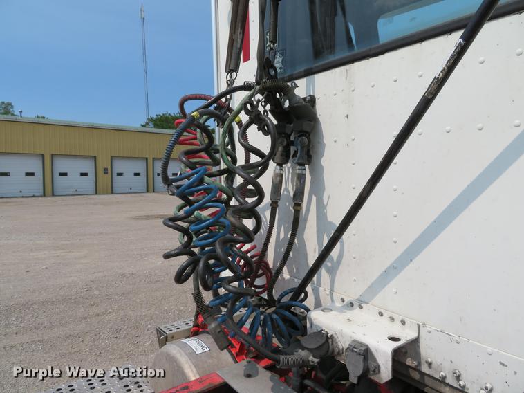 image for item DE8109 2000 Freightliner FLD120 semi truck