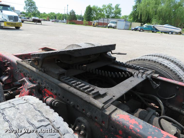 image for item DE8109 2000 Freightliner FLD120 semi truck