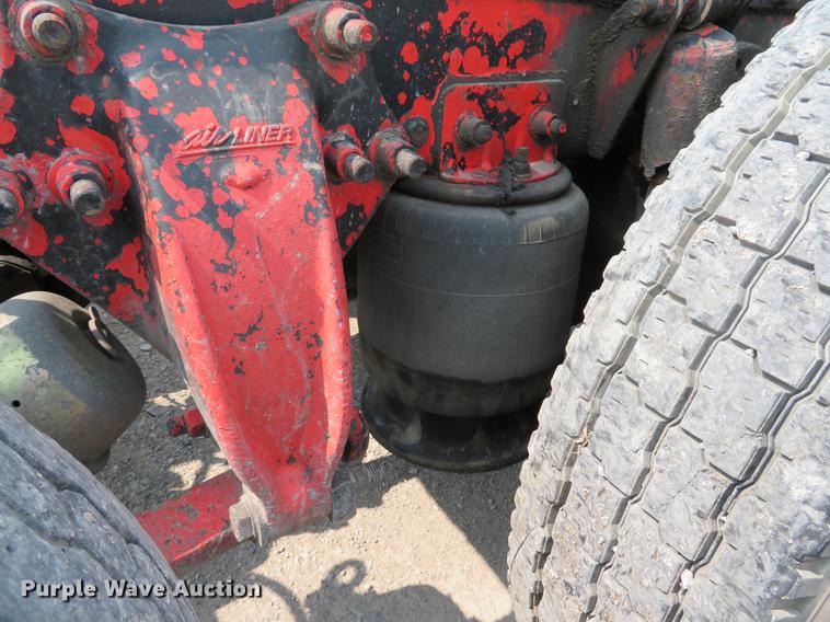 image for item DE8109 2000 Freightliner FLD120 semi truck