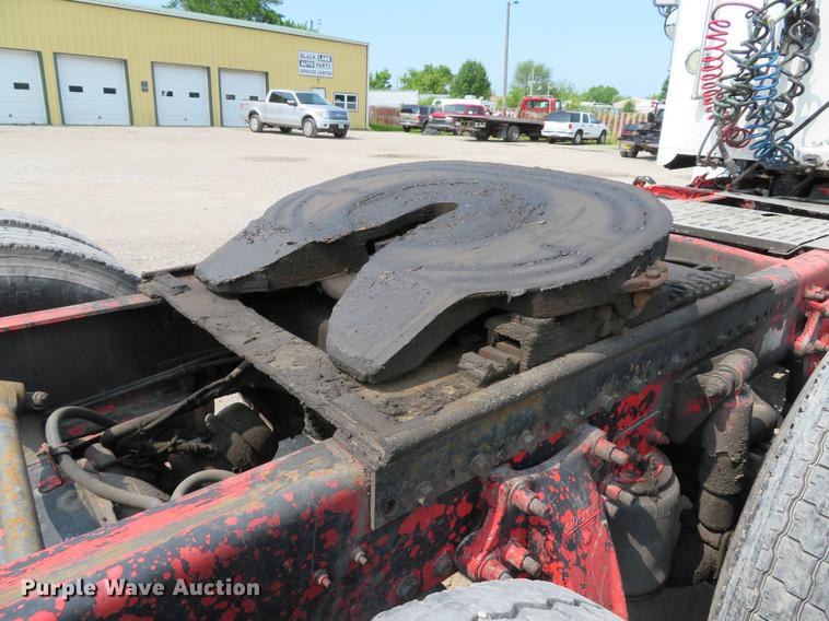 image for item DE8109 2000 Freightliner FLD120 semi truck