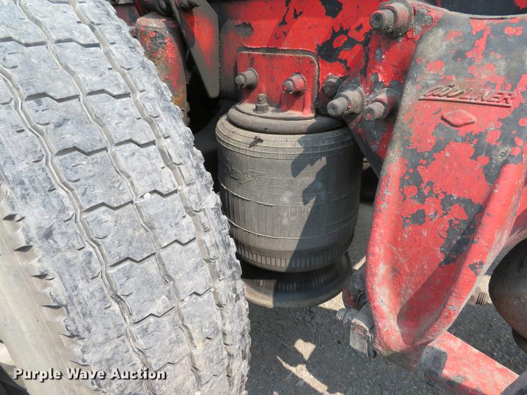 image for item DE8109 2000 Freightliner FLD120 semi truck