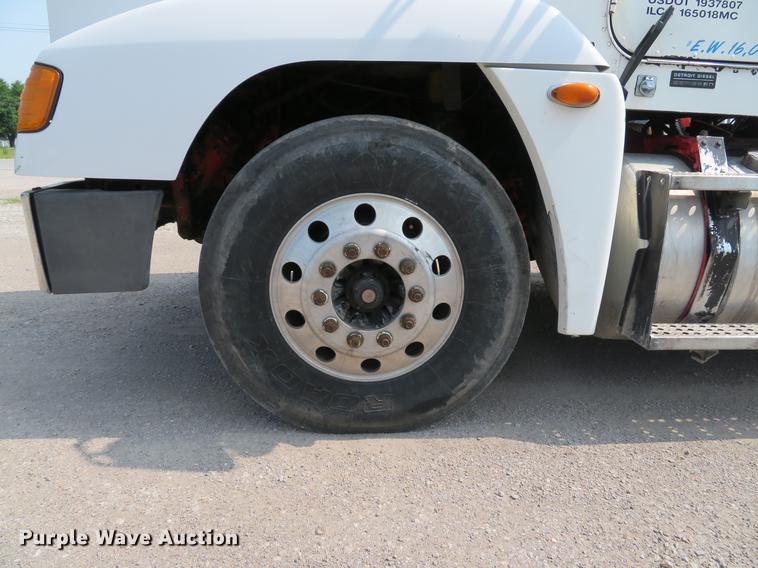 image for item DE8109 2000 Freightliner FLD120 semi truck