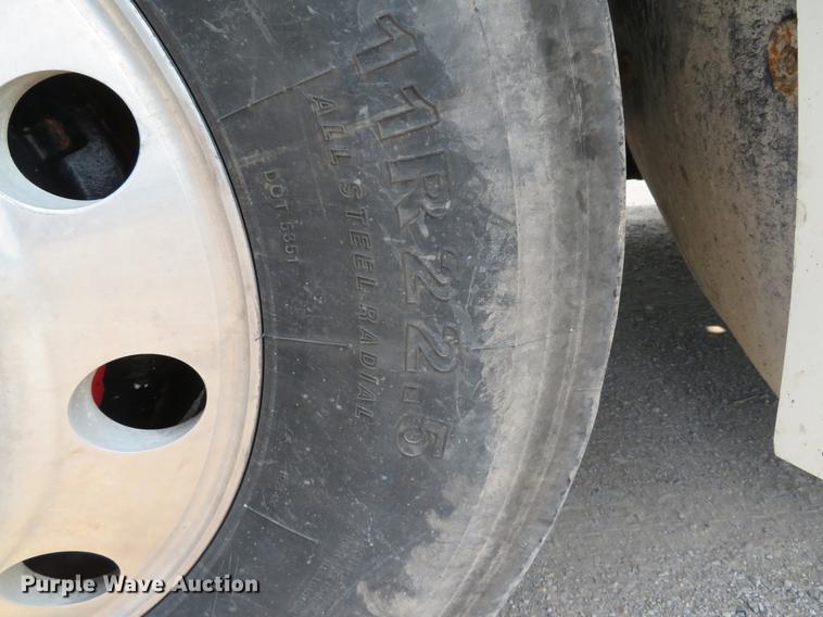 image for item DE8109 2000 Freightliner FLD120 semi truck