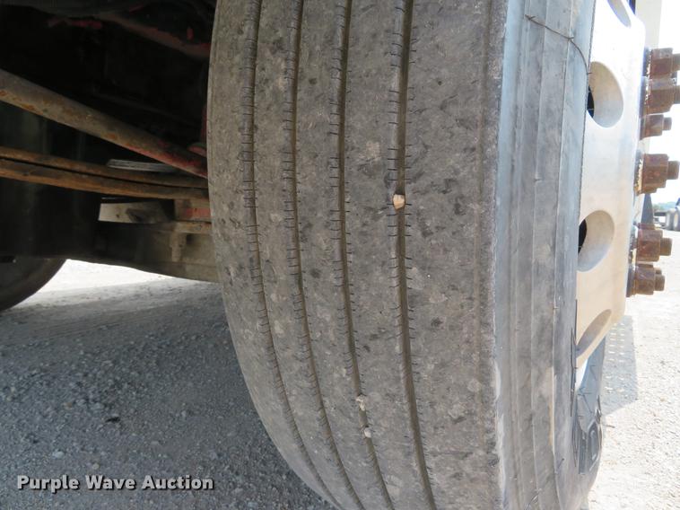 image for item DE8109 2000 Freightliner FLD120 semi truck