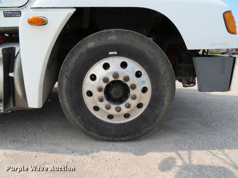 image for item DE8109 2000 Freightliner FLD120 semi truck