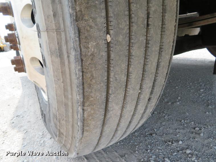 image for item DE8109 2000 Freightliner FLD120 semi truck