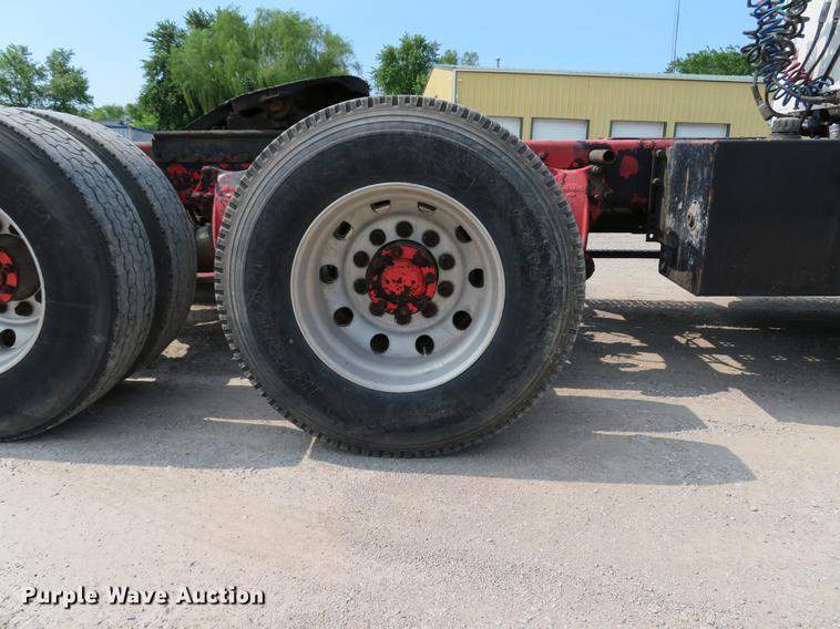 image for item DE8109 2000 Freightliner FLD120 semi truck