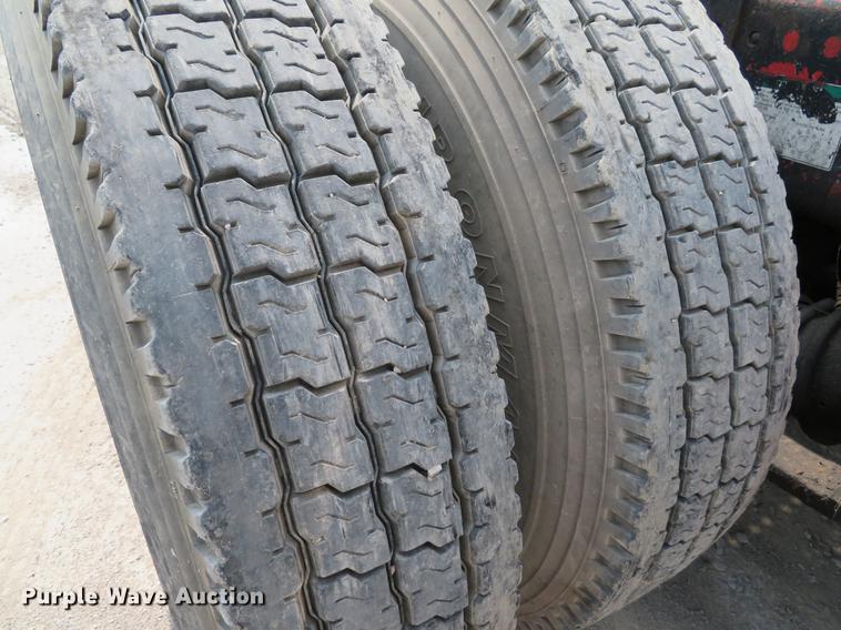 image for item DE8109 2000 Freightliner FLD120 semi truck