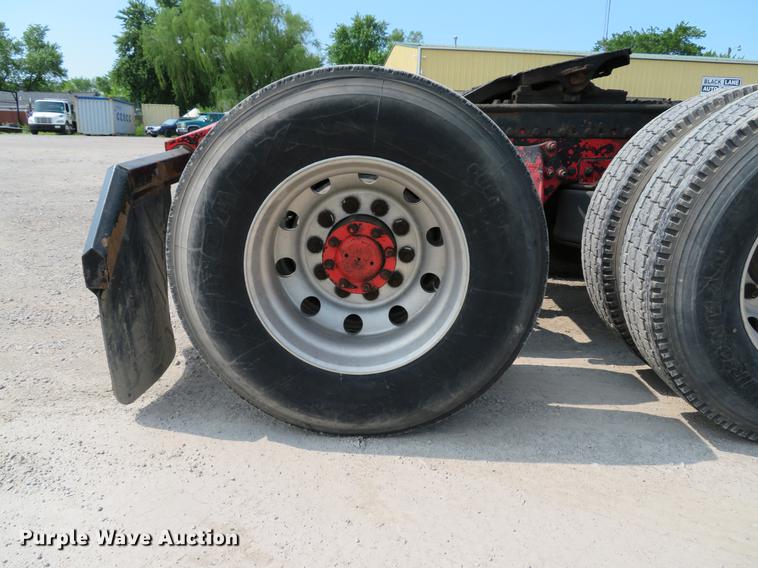 image for item DE8109 2000 Freightliner FLD120 semi truck