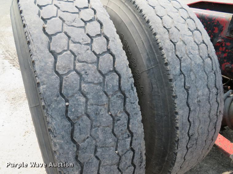 image for item DE8109 2000 Freightliner FLD120 semi truck