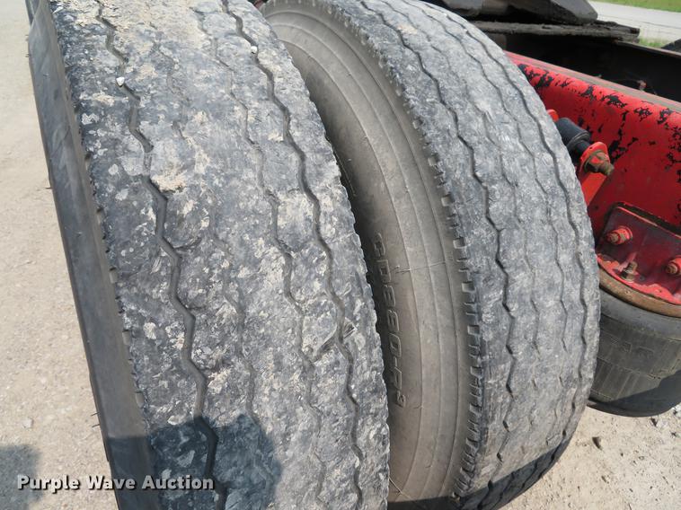 image for item DE8109 2000 Freightliner FLD120 semi truck