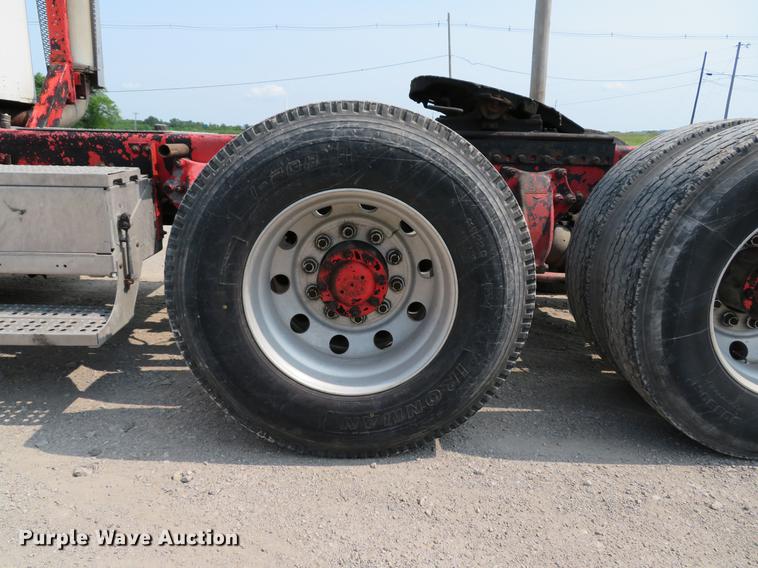 image for item DE8109 2000 Freightliner FLD120 semi truck